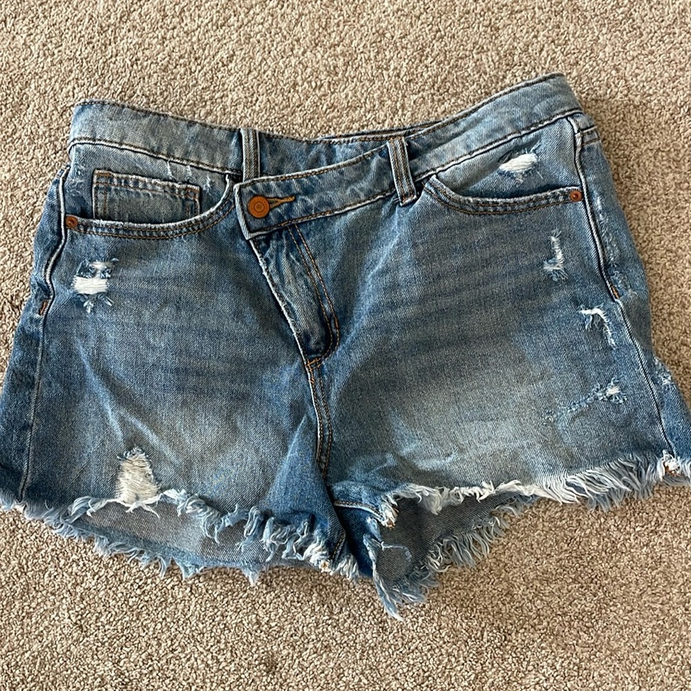 Altard State cross over waist shorty Jean shorts with stretch